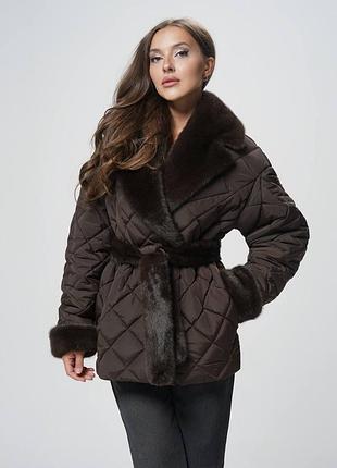 Стьобане пальто з хутряним коміром під норку