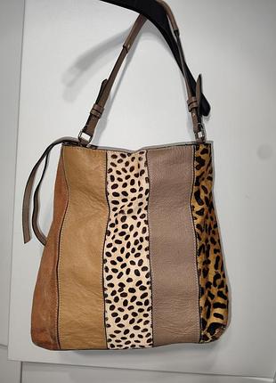 Женская сумка-тоут из кожи и замша с вставками из меха с леопардовым принтом.