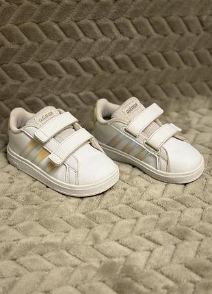 Кросівки adidas дитячі (для дівчинки)