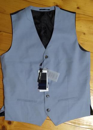 Жилетка костюмная. стильная. новая. подчеркнет ваш образ.