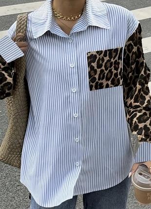 Блакитна сорочка у смужку з леопардовими рукавами