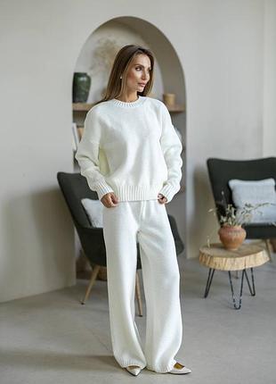 Женский вязаный теплый брючный костюм молочный белый из шерсти и полиэстра из свободного свитера без горловины и прямых брюк