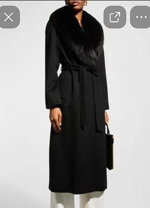 Черный тренч с меховым воротником