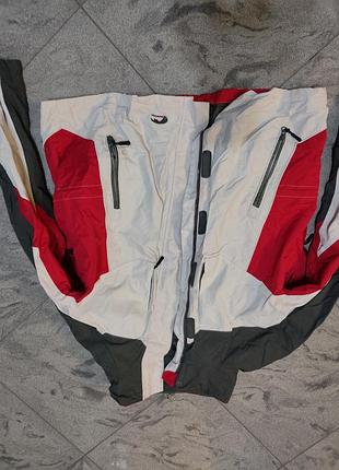 Куртка в хорошем состоянии утеплена.