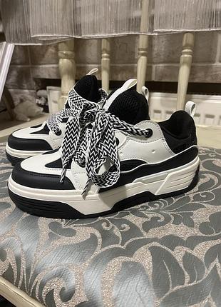 Стильові обʼємні кросівки