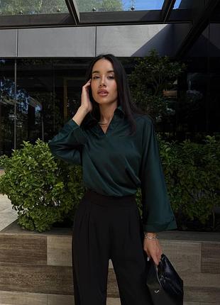 Шовкова сорочка з розрізом на грудях — стильна альтернатива класичним моделям.