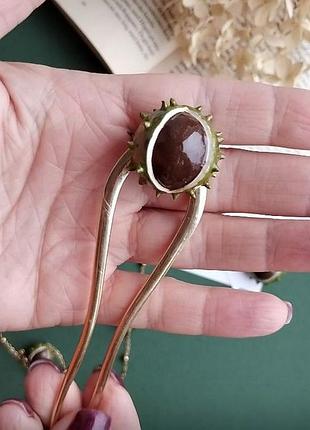Шпилька з каштаном для зачіски