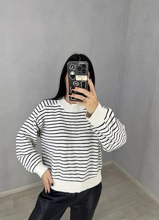 Гарний светр в смужку