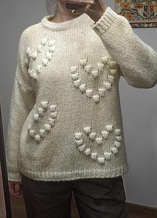 Свитер с объемными сердцами