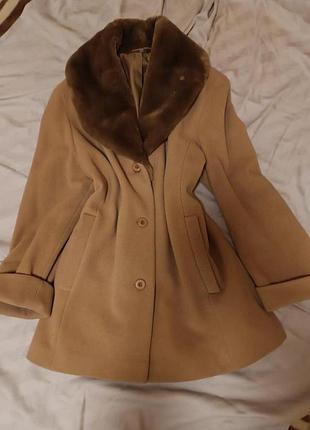 Пальто с меховым воротником теплое на осень/весну