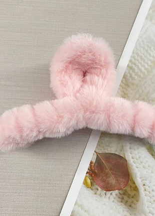 Пушистый актуальный краб зажим светло-розовый