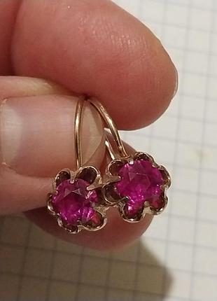 Серьги серебро в позолоте, корунд малиновий