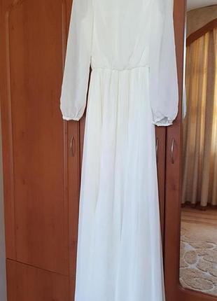 Сукня колір айворіі.