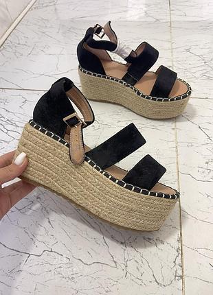 Чорні босоніжки-еспадрильї на танкетці