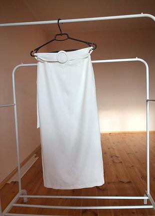 Біла спідниця-міді з поясом і круглою пряжкою l