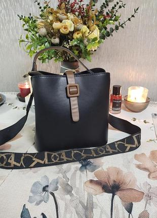 Сумка в черно-коричневых цветах с тремя ремешками