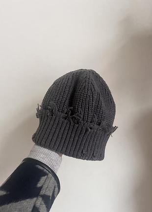 Шапка затерта до дірок