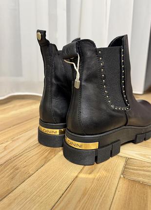 Оригінальні нові черевики від італійського бренду baldinini. чорного кольору. написано на упаковці 39 розмір , але по устілкі (24-24.5 см)