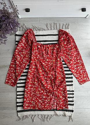 Дуже гарна сукня з вирізом спереду