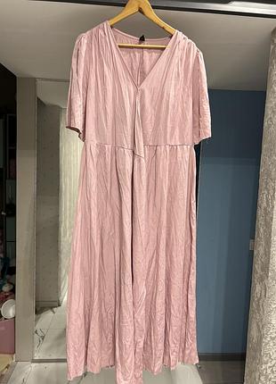 Рожева сукня на запах