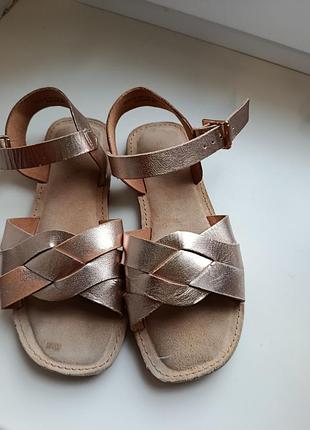 Золотистые босоножки