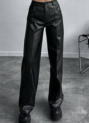 Прямые и зауженные кожаные брюки