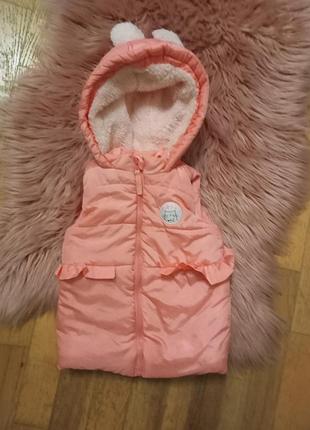Жилетка для девочки. утеплена мехом, с капюшоном, отличное состояние. 92 см
