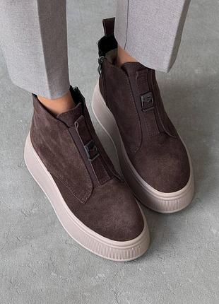 Коричневі шоколадні натуральні замшеві зимові черевики на бежевій високій підошві платформі замша зима шоколад