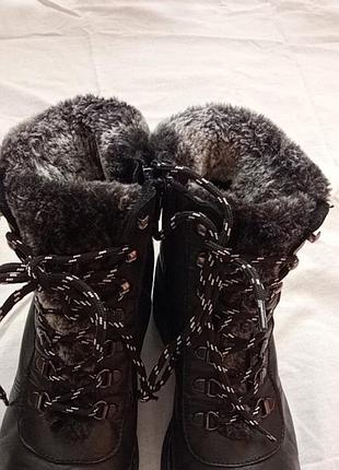 Ботинки женские, утепленные, на шнурках есть замок, черного цвета р.39