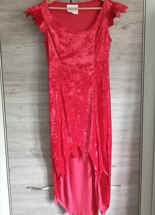 Платье красное из бархата праздничное.