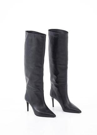 Классические черные сапоги на шпильке и узкий носок