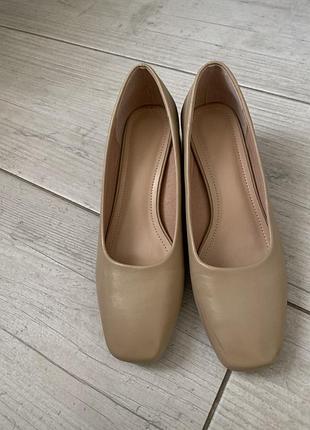 Бежеві туфлі