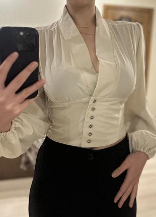 Стильна кремова блуза з акцентом на талії