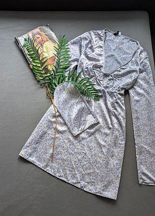 Нежное приталенное сатиновое платье в цветочный принт