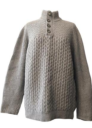 Мужской вязаный свитер с воротником-стойкой и пуговицами.
