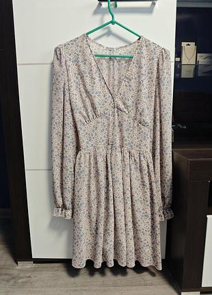 Женское легкое платье с декольте