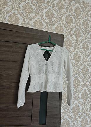 Легкая блузка с вырезом