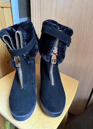 Зимові жіночі чобітки (нові)