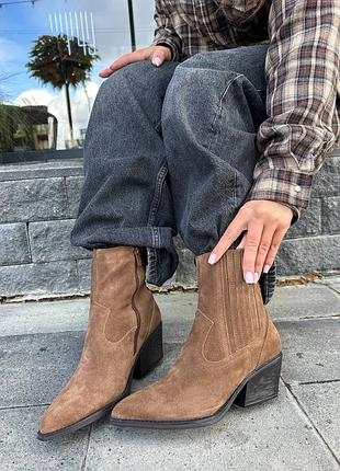 Натуральные замшевые демисезонные ботинки - казаки цвета карамель