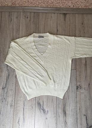 Теплий светр лимонного кольору, з декольте