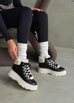 Трендовые ботинки на шнуровке с опушкой