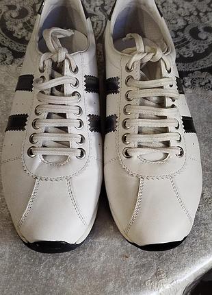 Кроссовки женские классические белые с черными вставками,на шнуровках,38 р.производитель имталия,новые, в идеальном состоянии.