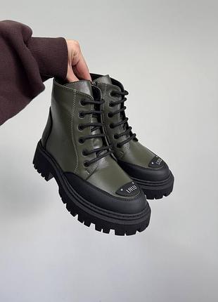 Натуральные кожаные зимние ботинки - берцы цвета хаки на черной подошве