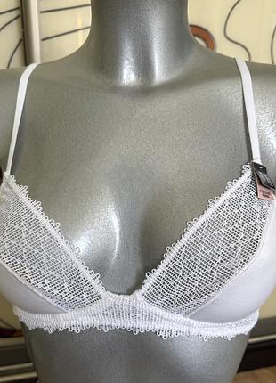 Розкішний, бралет, в білому кольорі, без кісточок, від дорогого бренду: etam