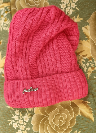 Рожева шапка в чудовому стан тоі.
