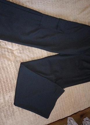 Брюки женские черные, по бокам имеют карманы,