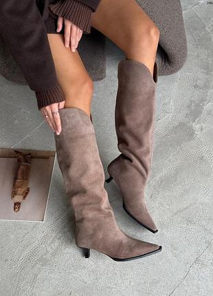 Стильные замшевые демисезонные сапоги с острым носиком и небольшим каблуком