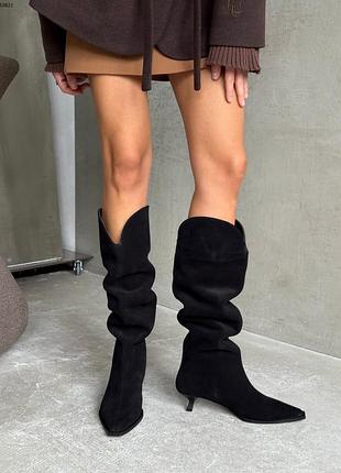 Красивые черные замшевые сапоги жатка с острым носиком и стильным каблуком