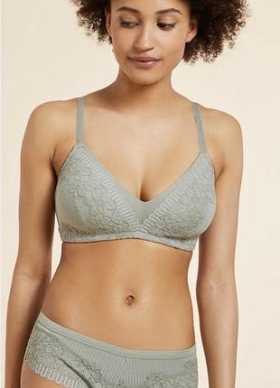 Розкішний, бралет, ажурний, в білому кольорі, без кісточок, від дорогого бренду: etam