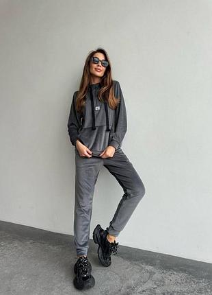 Велюровый спортивный костюм